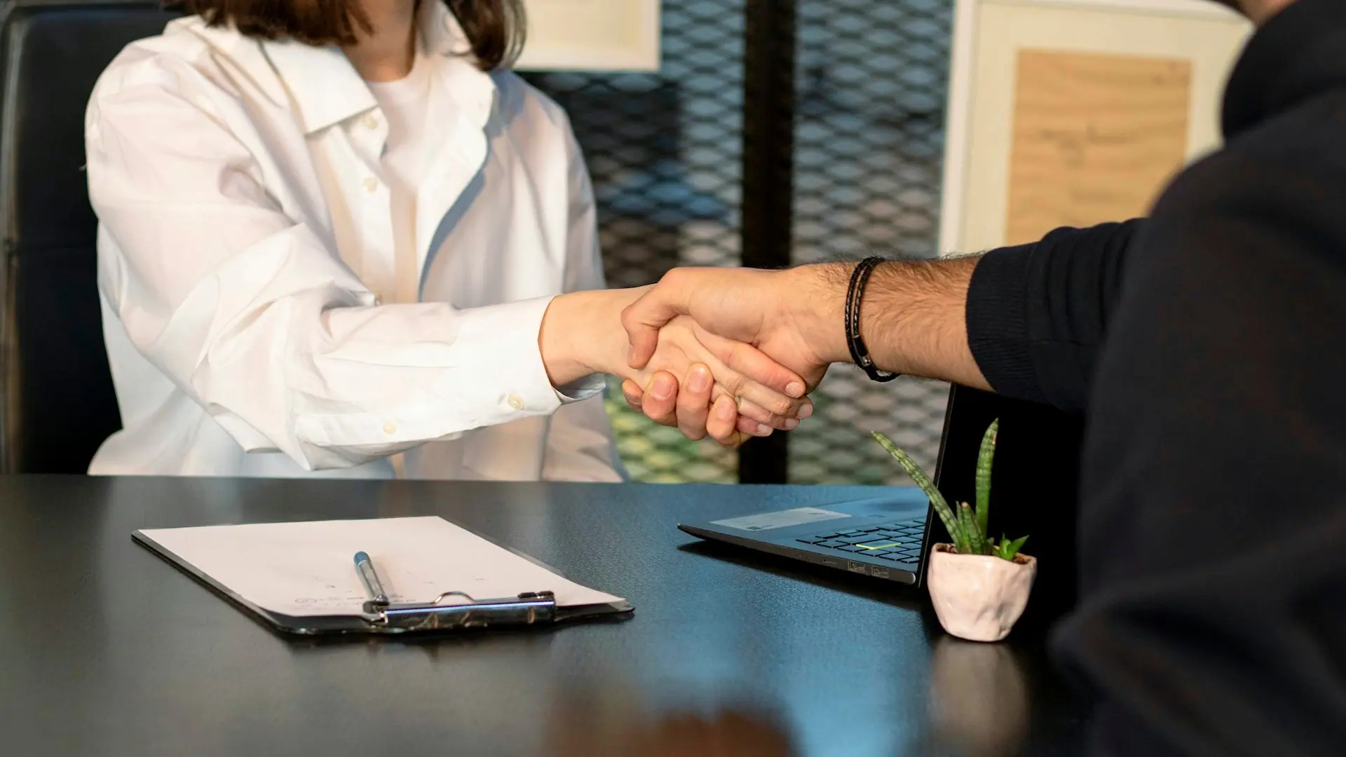 دست دادن پس از مذاکره خرید در دفتر کار