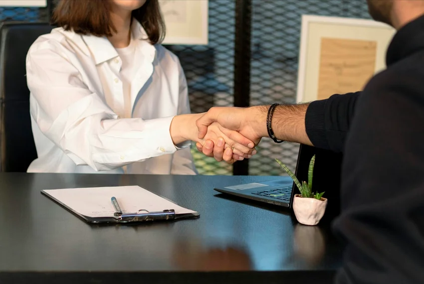 دست دادن پس از مذاکره خرید در دفتر کار