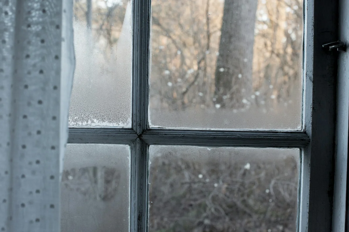 تعریق و بخار روی شیشه پنجره