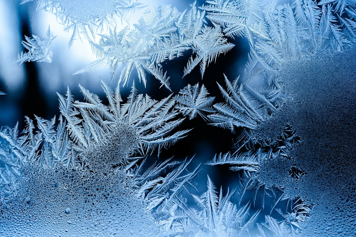 برفک روی شیشه پنجره